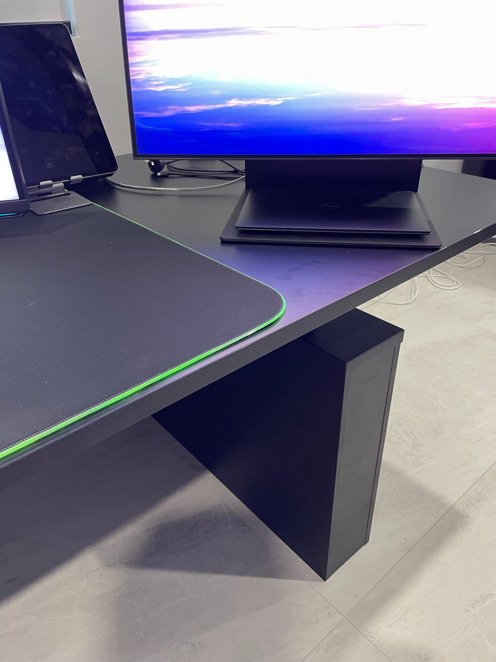 Mastercard Desk Heavy Duty Standing Desk with Custom Melamine Desk Top – Stando.